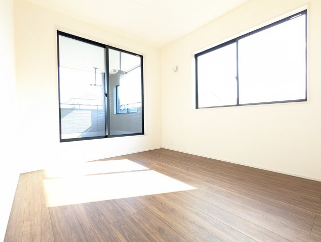 水戸元吉田町　10期の洋室|陽当たりが良くサッシにはペアーガラスを採用高い断熱性による省エネで快適な暮らしを～！