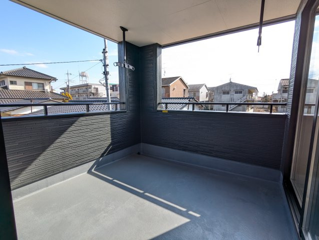 水戸元吉田町　10期のバルコニー|ルーフバルコニーで家族全員の洗濯物の干せちゃいます！屋根付きで急な雨でも安心！
