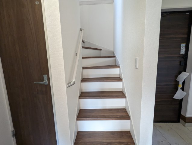 水戸元吉田町　10期の内装|手摺があるので、転倒・転落防止に繋がり・・階段手摺があることでどの世代でも安心して階段を歩行出来ます～！！