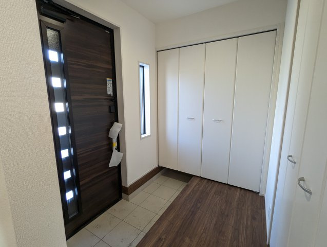 水戸元吉田町　10期の玄関|玄関窓から光が差し込む明るい玄関です！白を基調としているのでスッキリとしています♪