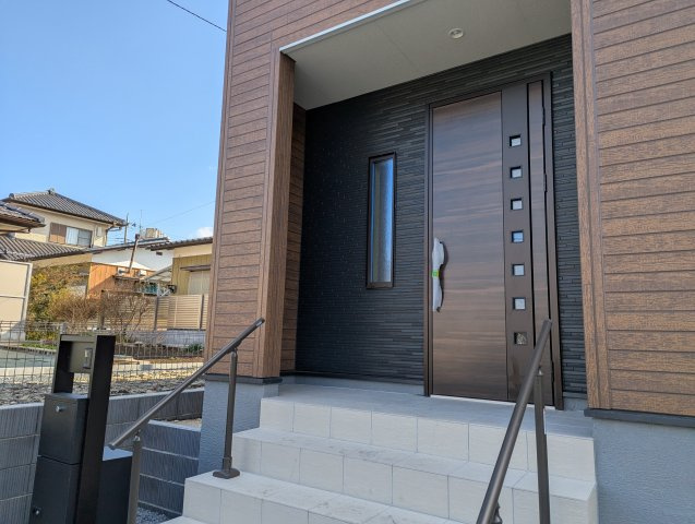 水戸元吉田町　10期の玄関|エントランスです。帰りたくなる家、住む幸せ、ご見学の際はお問合せ下さい。心よりお待ちしております～。