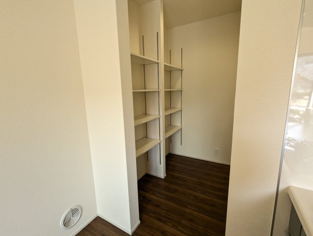 水戸元吉田町　10期の収納|キッチン横のパントリーには、備蓄品や非常食のストックなどすっきり収納していただけます
