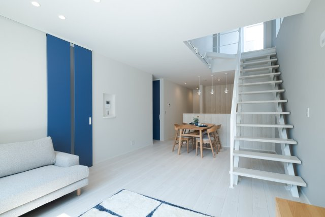 南区観音町｜名古屋市の戸建ならホームアップの居間・リビング|南から陽射しが入り明るいリビング
