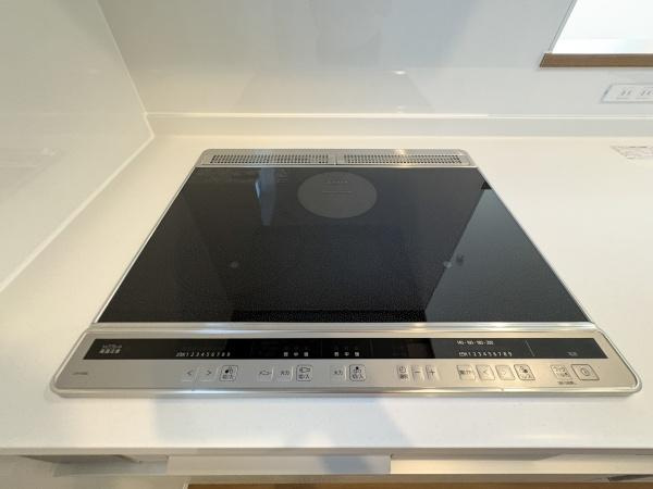 久原南一丁目　新築のキッチン|スタイリッシュなIHコンロが設置されているキッチンです。操作パネルが見やすく手入れのしやすいフラットなデザインが特徴です。キッチン作業も快適に行えます。