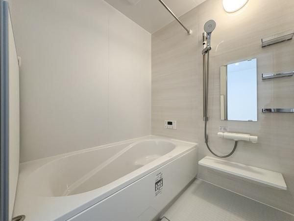 久原南一丁目　新築の浴室|シンプルなデザインでお手入れしやすい浴室です。壁面のアクセントパネルがナチュラルな印象です♪