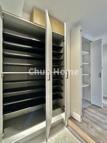 ディアハイム浅草の玄関|【玄関】玄関には大型のシューズクローゼットを設置しておりますのでいつでもスッキリりとした空間を保てます。玄関周りを清潔に使うのはとても大事なことですよね。