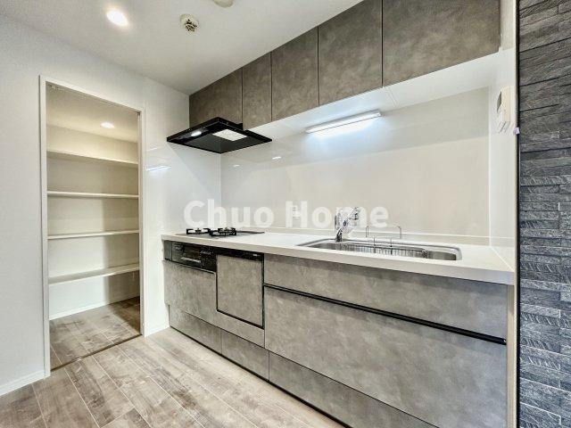 ディアハイム浅草のキッチン|ワイドで収納豊富なシステムキッチンの左サイドには大容量パントリー