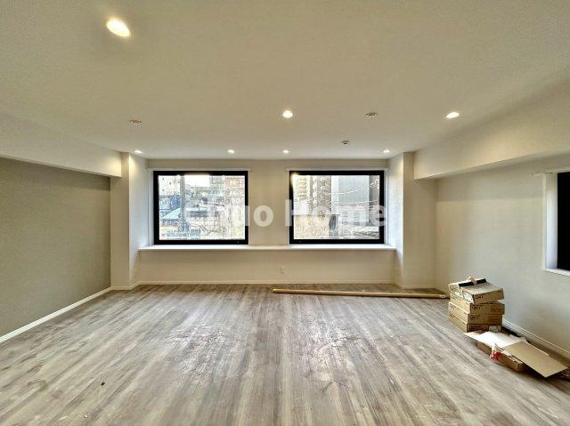 ディアハイム浅草の居間・リビング|【リビングダイニング】一日の中で多くの時間を過すことになるリビングダイニングだからこそ、いつも穏やかな空間であることが必然。爽やかな通風と採光を存分に感じる事が出来る空間です。