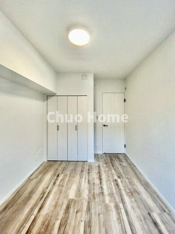 ディアハイム浅草の寝室|【寝室】心と体をゆったりと安らげる主寝室。寝室のゆとりが大きい分だけ、暮らしの安らぎは深まります。一日の疲れを癒すだけでなく、ご夫婦の親密な語らいを紡ぎ出します