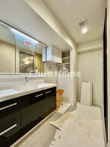 ディアハイム浅草の脱衣所|【洗面所】明るい洗面所は朝をすっきりさせてくれる空間です。バタバタしている忙しい朝でも収納が多い洗面台では短い時間で効率良く支度ができます。