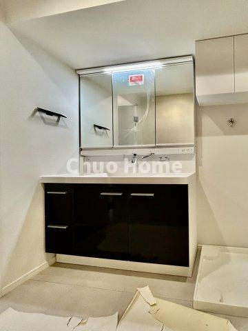 ディアハイム浅草の独立洗面台|【洗面化粧台】洗面化粧台には三面鏡を採用。身だしなみを整えやすい事はもちろんですが、鏡の後ろに収納スペースを設ける事により、散らかりやすい洗面スペースをすっきりさせる事が出来るのも嬉しいですね