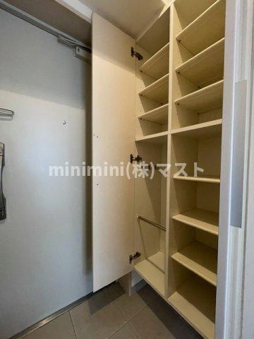 クレグラン北梅田の玄関