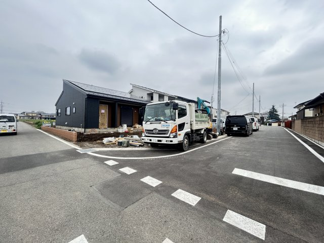 新築　伊勢崎市国定町第3　Livele Garden.S　１号棟の前面道路含む現地写真|現地写真　西側接道幅員約4.4ｍ　南側接道幅員約6ｍ	
