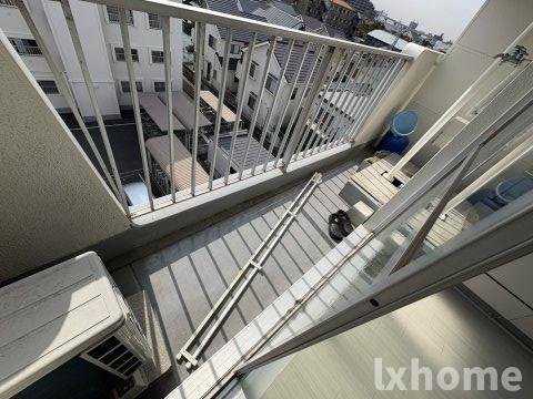 マンション沢良宜東B棟のバルコニー