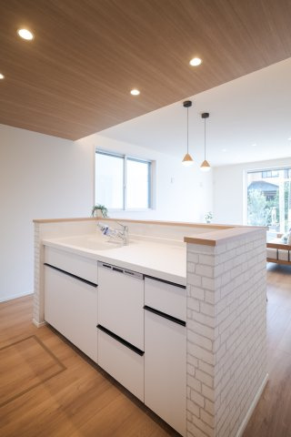 南区観音町｜名古屋市の戸建ならホームアップのキッチン|家事動線がスムーズなアイルランドキッチン