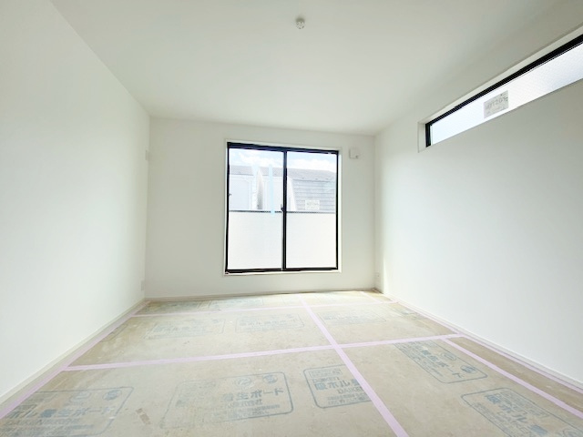 板橋区新河岸1丁目 限定1棟の洋室|3階7.7帖洋室は2面開口の明るく快適な空間です
足元には床暖房を設置しています