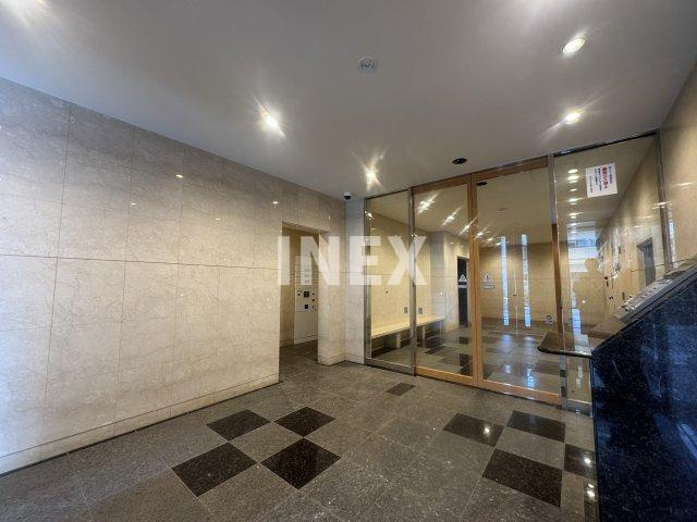 横浜市中区末吉町１丁目の賃貸マンションのエントランス