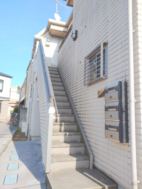 ウエスト－Ｌのエントランス|★２階に上がる階段★