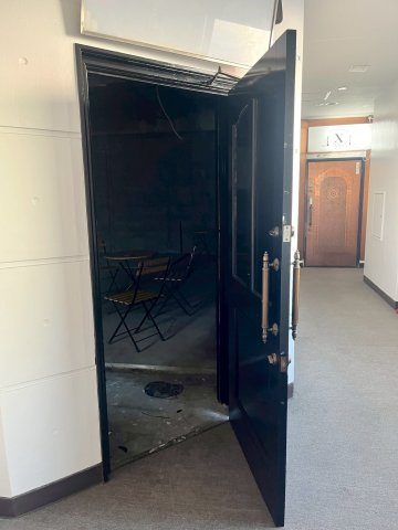 久留米市日吉町の店舗一部の玄関