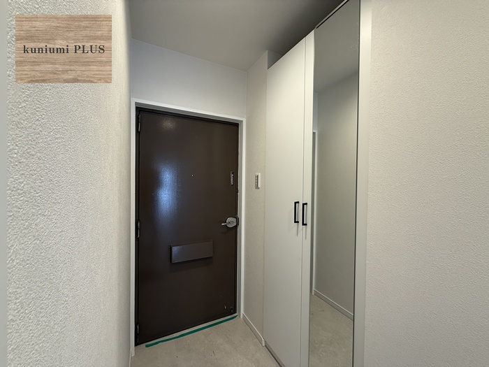 クローバーハイツ森小路二号棟の玄関