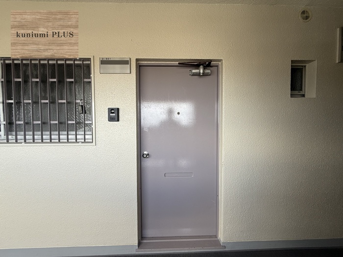 クローバーハイツ森小路二号棟の玄関