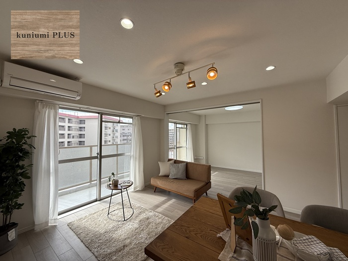 クローバーハイツ森小路二号棟の居間・リビング