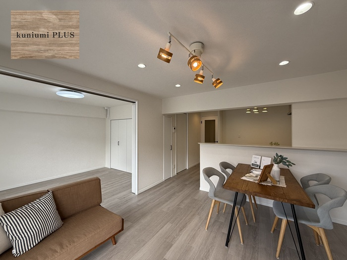 クローバーハイツ森小路二号棟の居間・リビング