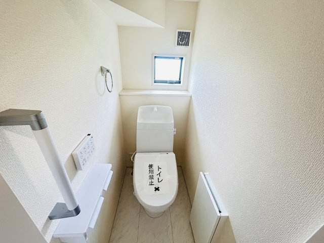 新築　伊勢崎市国定町第3　Livele Garden.S　2号棟のトイレ|現地写真　節水タイプのウォシュレット付きトイレ、水道料節約に一役買います！							
