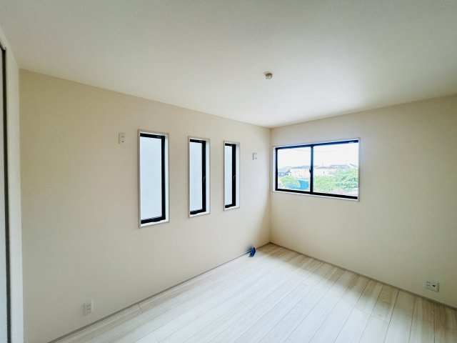 新築　伊勢崎市国定町第3　Livele Garden.S　2号棟の洋室|現地写真　全室南向きで明るいお部屋、子供部屋は明るい方が良いですよね♪							
				
　	