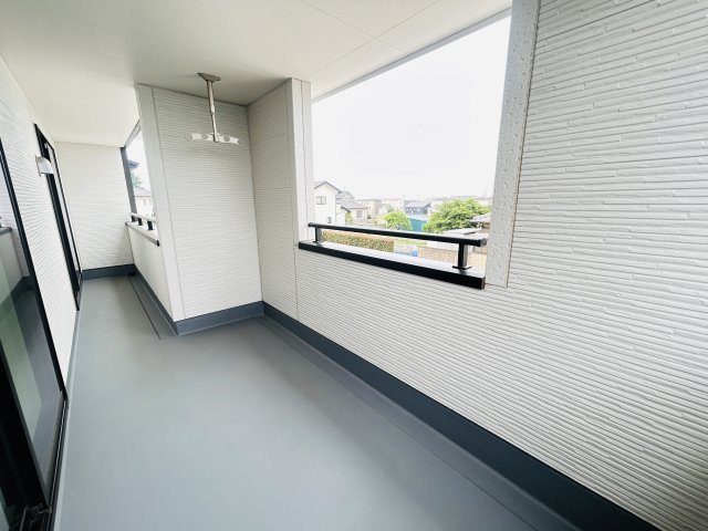 新築　伊勢崎市国定町第3　Livele Garden.S　2号棟のバルコニー|現地写真　日当たりの良い広々バルコニー！どのお部屋からも行き来できます。							
								

