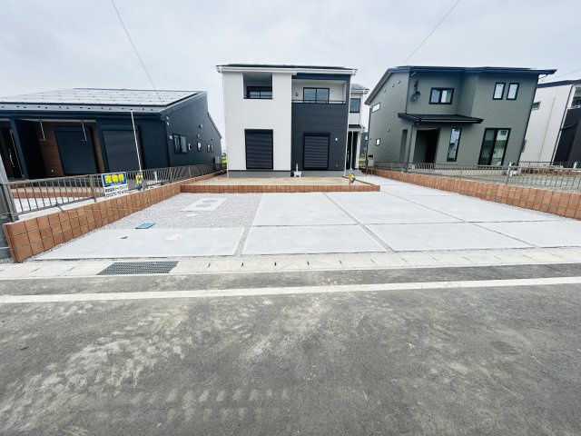 新築　伊勢崎市国定町第3　Livele Garden.S　2号棟の駐車場|現地写真　駐車スペースは並列3台分可能です！
　
