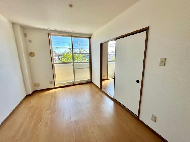 プラザ亀山の洋室