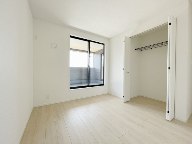 新築戸建・新築建売　白河市白坂第10　白河第一小・白河南中の洋室|小物収納にも便利な枕棚つき！