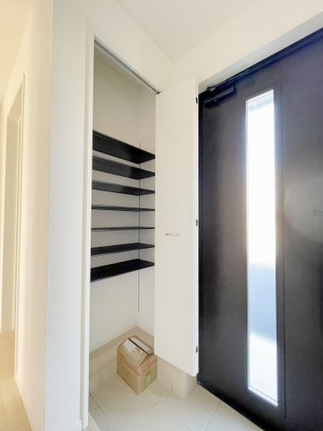 新築戸建・新築建売　白河市白坂第10　白河第一小・白河南中の収納|上部までたっぷり収納できる玄関収納◎窓付き玄関ドアからは自然光が入るので明るい玄関！