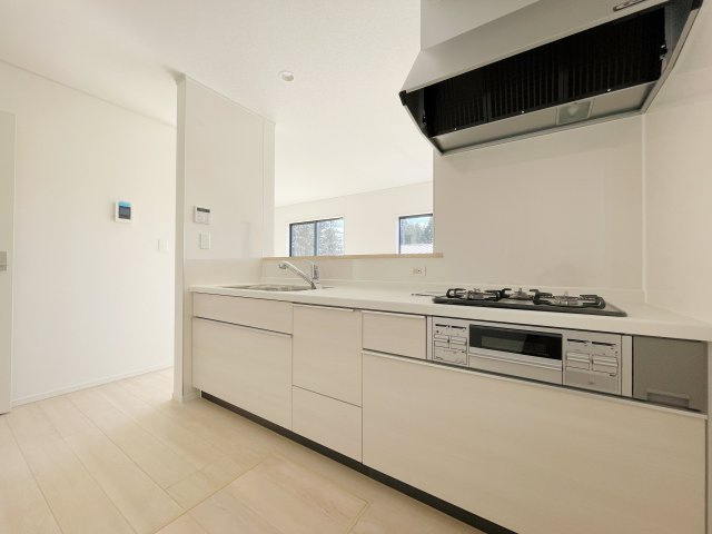 新築戸建・新築建売　白河市白坂第10　白河第一小・白河南中のキッチン|対面キッチンなのでリビングにいるご家族の様子を見守りながら料理や片付けができます！