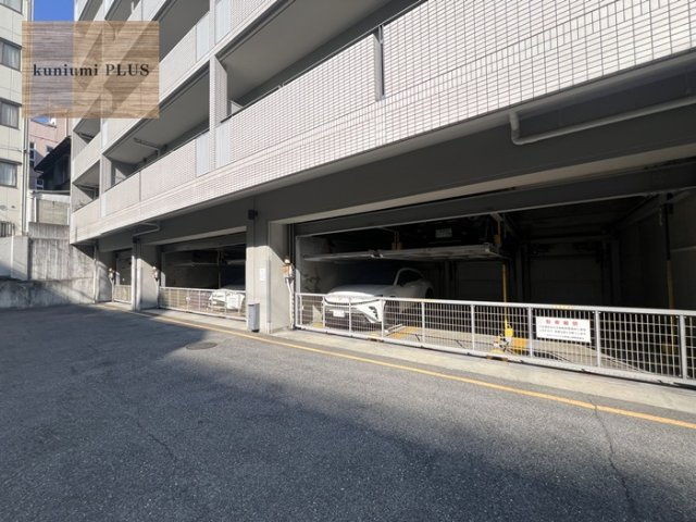 グランドハイツ大阪城公園の駐車場