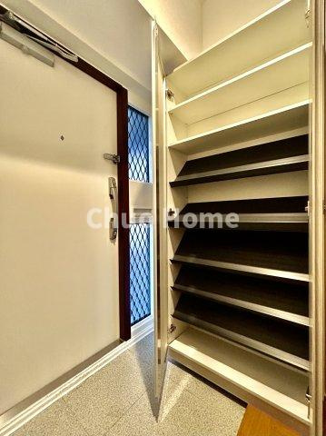 ネオコーポ木場の玄関|【玄関】玄関には大型のシューズクローゼットを設置しておりますのでいつでもスッキリりとした空間を保てます。玄関周りを清潔に使うのはとても大事なことですよね。