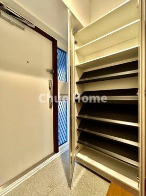 【玄関】 | ネオコーポ木場 | 【玄関】玄関には大型のシューズクローゼットを設置しておりますのでいつでもスッキリりとした空間を保てます。玄関周りを清潔に使うのはとても大事なことですよね。