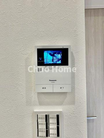 ネオコーポ木場のセキュリティ|【モニターホン】誰が来たかすぐにわかるカラーモニター付きインターホン。通話ボタンを押すまでは室内の音は漏れていませんので相手を確かめてから応対できます。