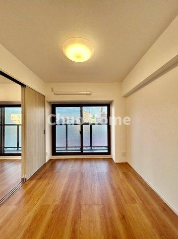 ネオコーポ木場の寝室|【寝室】心と体をゆったりと安らげる主寝室。寝室のゆとりが大きい分だけ、暮らしの安らぎは深まります。一日の疲れを癒すだけでなく、ご夫婦の親密な語らいを紡ぎ出します