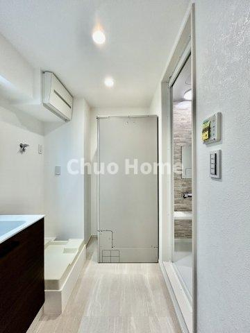 ネオコーポ木場の脱衣所|【洗面所】明るい洗面所は朝をすっきりさせてくれる空間です。バタバタしている忙しい朝でも収納が多い洗面台では短い時間で効率良く支度ができます。