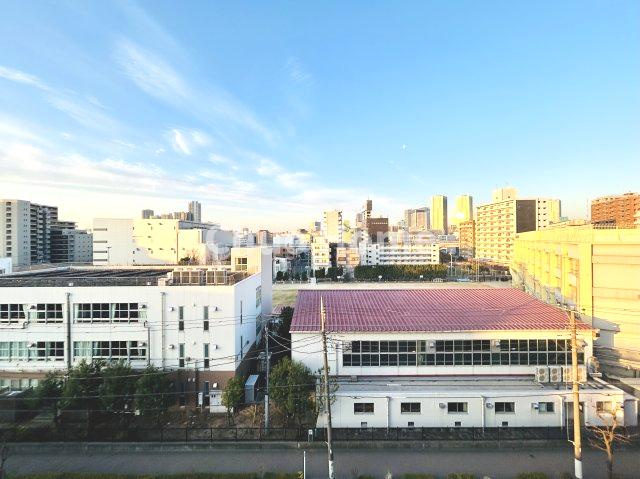 ネオコーポ木場の展望|手を伸ばせば、ふれることが出来そうな環境が、そのままインテリアになったような印象です。その豊かな眺望にふさわしい空間には、通風・採光にも優れ、心地よい光と風があふれています