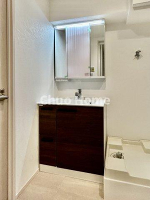 【独立洗面台】 | ネオコーポ木場 | 【洗面化粧台】洗面化粧台には三面鏡を採用。身だしなみを整えやすい事はもちろんですが、鏡の後ろに収納スペースを設ける事により、散らかりやすい洗面スペースをすっきりさせる事が出来るのも嬉しいですね