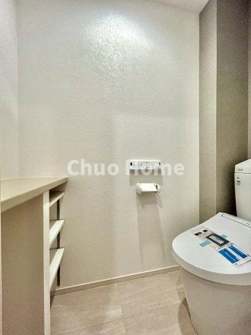 ネオコーポ木場のトイレ|【トイレ】 収納スペースをしっかりと確保した温水洗浄便座機能付きトイレ。温水洗浄便座は清潔にお使いいただくための大切なアイテムです。