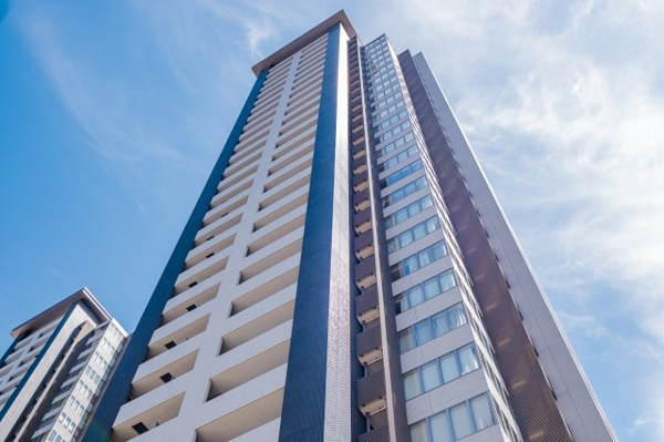 【外観】 | 【外観】夕陽に照らされて一層輝く、ホワイトを基調にした外壁。夕陽丘の美しいランドマークタワー！