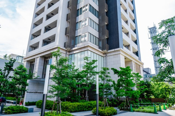  | 【エントランス外観】マンションの四方は緑に囲まれています。潤い豊かなエントランスアプローチ！