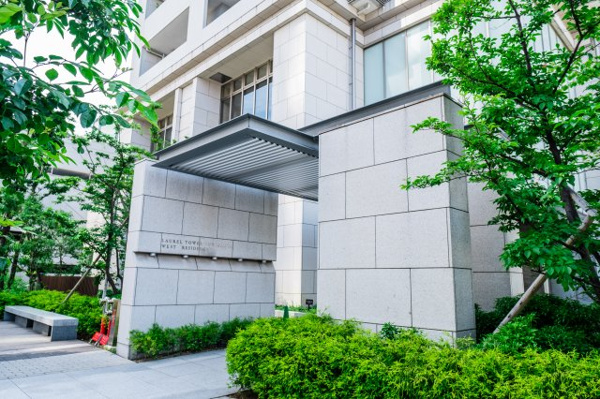 【エントランス】 | 【エントランス】シャープなキャノピーやデザインウォールなど、洗練された都会的なデザインの玄関口です！