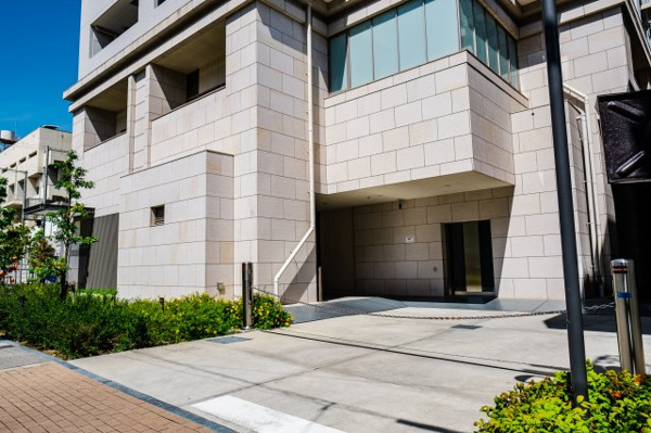 【駐車場】 | 【敷地内駐車場】きちんと整備されたきれいな駐車場です！十分な広さがあり、車の出し入れもスムーズ！