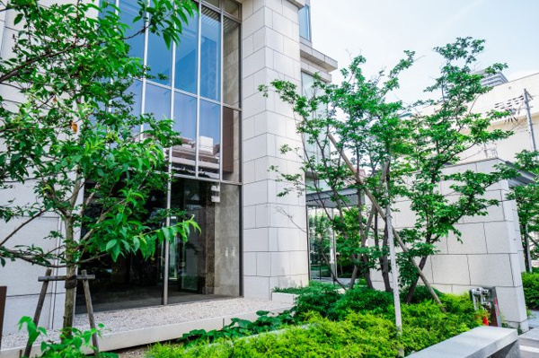 【周辺】 | 【周辺】管理の行き届いたマンション周辺です。緑豊かな植栽が敷地をぐるりと囲んでいます。