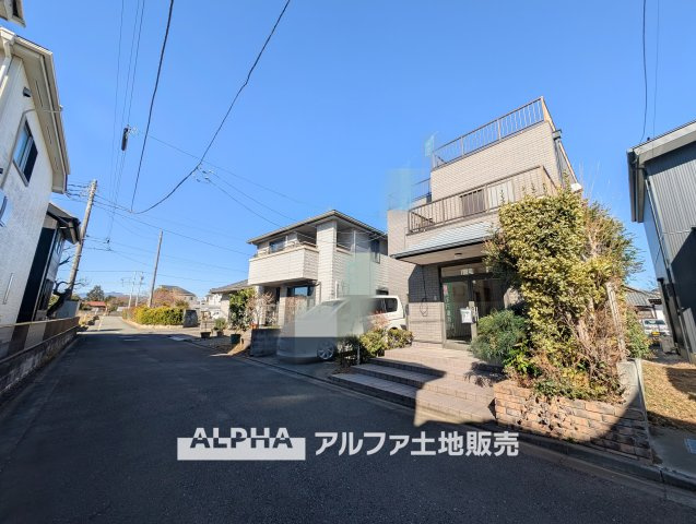 あきる野市小川の中古一戸建の前面道路含む現地写真|【A place that feels right】◆自然と人が集まる◆
広がりを感じる住空間と、手触りのある落ち着いた雰囲気。
ここで重ねる毎日が、暮らし方そのものを静かに変えていく。